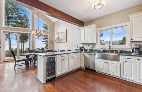 Somers Cabina | Spacious Cabin Retreat with Lake Views & Hot Tub
