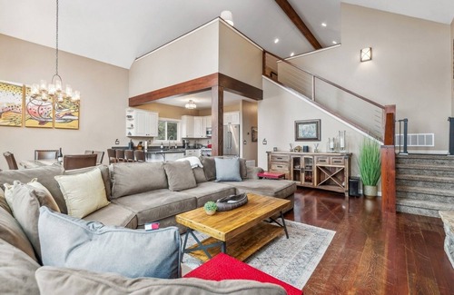 Somers Cabina | Spacious Cabin Retreat with Lake Views & Hot Tub