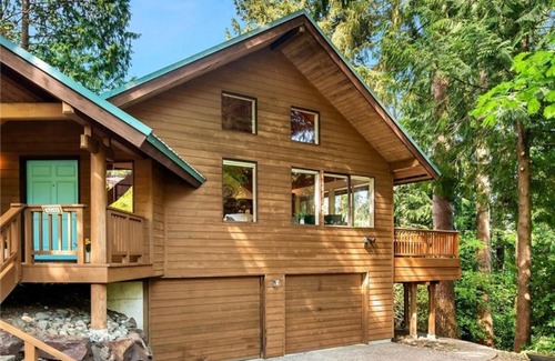Cedar Heights Casa | Spacious Cabin Style Home with Hot Tub, Sauna, King Bed, Loft, Free Parking