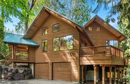Cedar Heights Casa | Spacious Cabin Style Home with Hot Tub, Sauna, King Bed, Loft, Free Parking