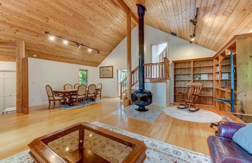Cedar Heights Casa | Spacious Cabin Style Home with Hot Tub, Sauna, King Bed, Loft, Free Parking