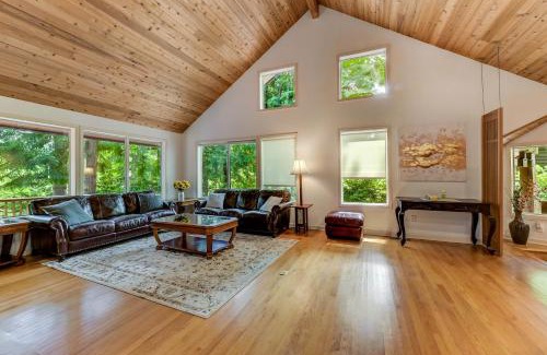 Cedar Heights Casa | Spacious Cabin Style Home with Hot Tub, Sauna, King Bed, Loft, Free Parking