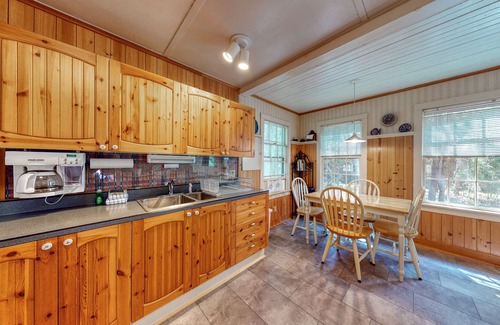 Boothbay Harbor Cabina | Amplia cabaña en un lugar apartado dentro de bosques de pinos. Cerca de restaurantes!