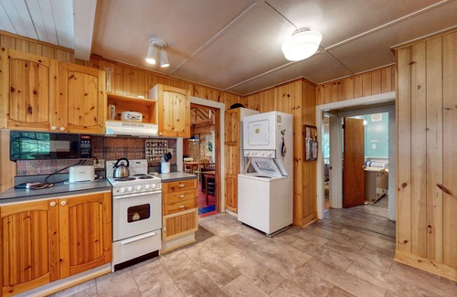 Boothbay Harbor Cabina | Amplia cabaña en un lugar apartado dentro de bosques de pinos. Cerca de restaurantes!