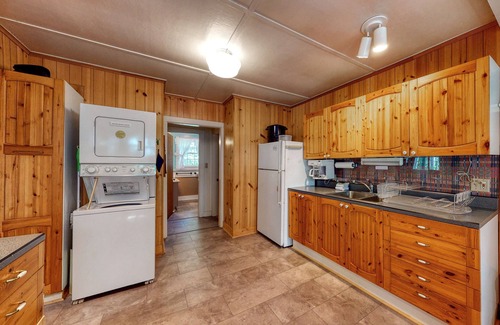 Boothbay Harbor Cabina | Amplia cabaña en un lugar apartado dentro de bosques de pinos. Cerca de restaurantes!