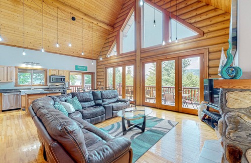 Christina Lake Cabina | Spacious cabin with fireplace, full kitchen, gas grill, patio, balcony, & W/D