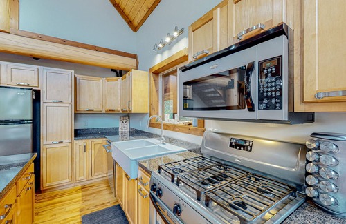 Christina Lake Cabina | Spacious cabin with fireplace, full kitchen, gas grill, patio, balcony, & W/D
