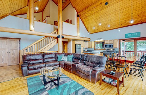 Christina Lake Cabina | Spacious cabin with fireplace, full kitchen, gas grill, patio, balcony, & W/D