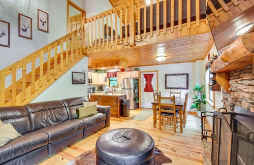 Blairsville Cabina | Spacious Cabin w/ Furnished Deck + Hot Tub!