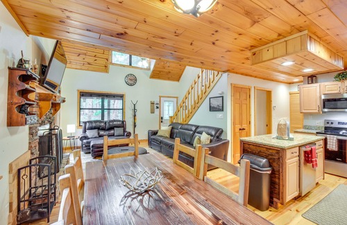 Blairsville Cabina | Spacious Cabin w/ Furnished Deck + Hot Tub!