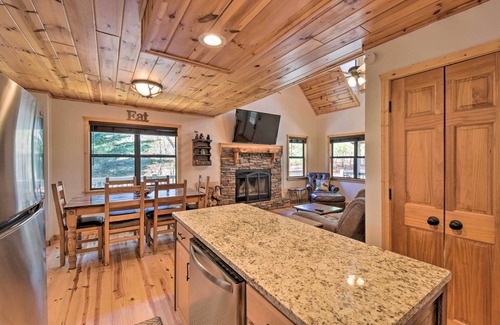 Blairsville Cabina | Spacious Cabin w/ Furnished Deck + Hot Tub!
