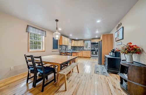 Jefferson Township Cabina | Spacious Cabin w/ Hot Tub 3Bed, 2 bath
