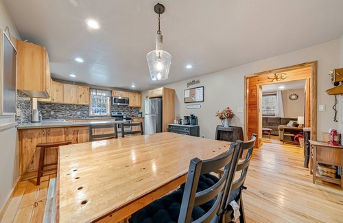 Jefferson Township Cabina | Spacious Cabin w/ Hot Tub 3Bed, 2 bath
