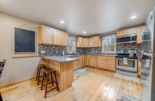 Jefferson Township Cabina | Spacious Cabin w/ Hot Tub 3Bed, 2 bath