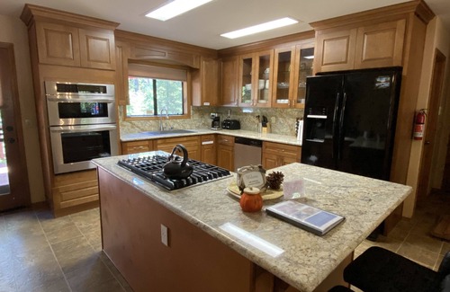Altaville Cabina | Spacious cabin with AC, private lake, hot tub, movie room