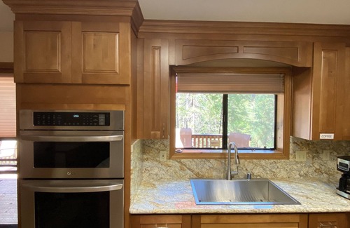 Altaville Cabina | Spacious cabin with AC, private lake, hot tub, movie room