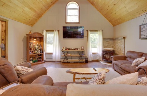 Oxford Casa | Spacious Cabin with Private Dock on Thompson Lake