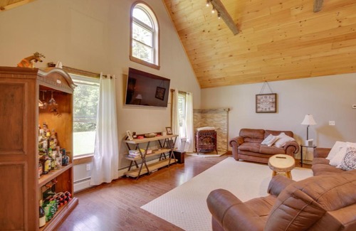 Oxford Casa | Spacious Cabin with Private Dock on Thompson Lake