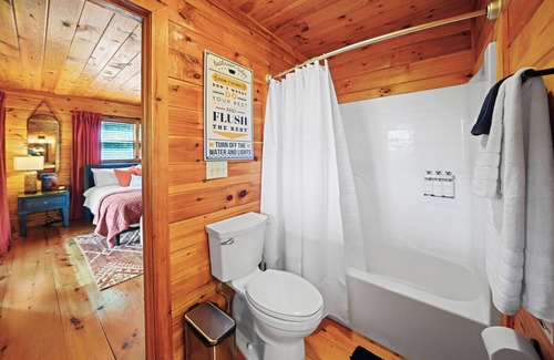 Necowa Cove Cabina | Spacious Cabin with Fire Pit, Hot Tub & Game Room!