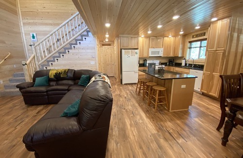 Island Park Cabina | Spacious cabin with a hot tub and minutes from the river