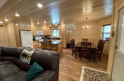 Island Park Cabina | Spacious cabin with a hot tub and minutes from the river