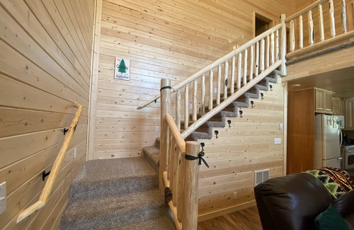 Island Park Cabina | Spacious cabin with a hot tub and minutes from the river