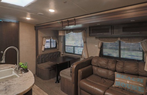 Theodore Alquiler De RV | Spacious camper in a vacation destination! Only 10 mins to Dauphin Island Beach!