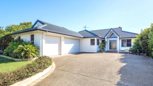 Banksia Beach Casa | Spacious Canal Home With Pontoon!