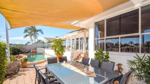 Banksia Beach Casa | Spacious Canal Home With Pontoon!