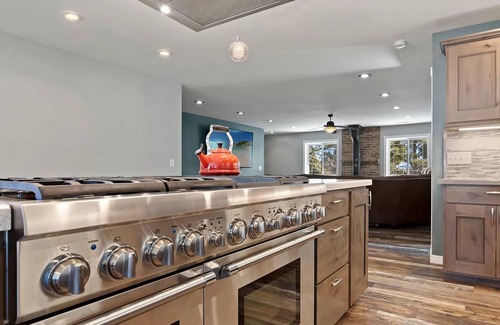 Flagstaff Casa | Spacious Canyon Peak Pine View Home Game Room Hot Tub