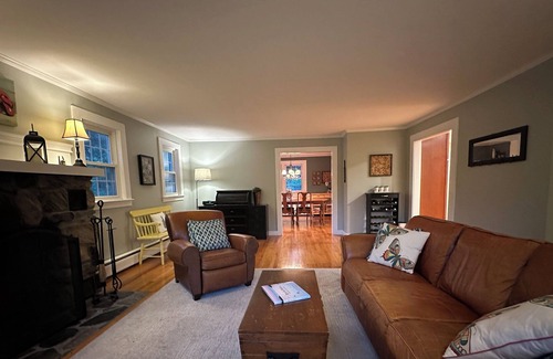 Rye Casa | Spacious Cape style home in Rye, New Hampshire.