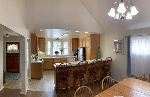 Capitola Casa | Spacious Capitola Home, Inviting LARGE backyard, BBQ and minutes to the BEACH!