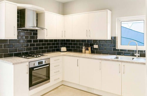 Grangetown Casa | Spacious Cardiff Home for 12 + Parking + Hot Tub