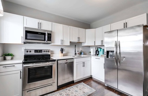 Richmond Casa | Spacious Carytown Home: 6BR, Free Parking!