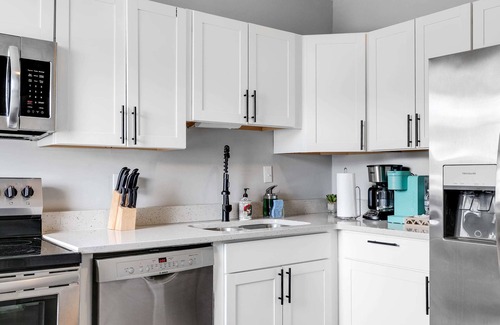 Richmond Casa | Spacious Carytown Home: 6BR, Free Parking!