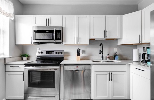 Richmond Casa | Spacious Carytown Home: 6BR, Free Parking!