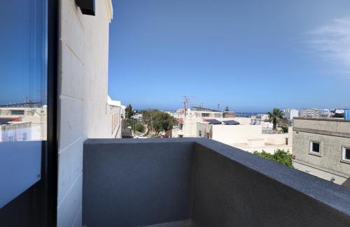 Pembroke Apartamento | Spacious & Central 3BD Apartment with Front Balcony - Close to Sliema, St Julians, Valletta