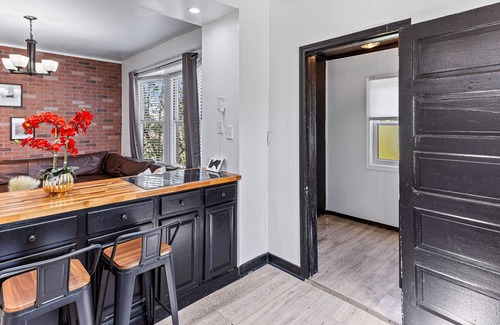New Center Detroit Apartamento | Spacious & central [4BD Apartment]- few mins away from Henry Ford!