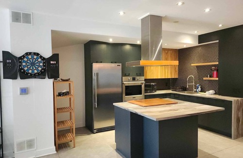 Plateau Mont Royal Apartamento | Spacious, central and newly renovated! Large, renovated, great neighborhood!