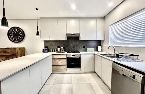 George Apartamento | Spacious Central George Getaway at 1 on York
