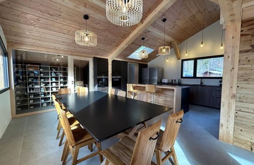 Les Tines Chalet De Esquí | Spacious chalet with jacuzzi, pets allowed and private parking