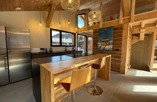 Les Tines Chalet De Esquí | Spacious chalet with jacuzzi, pets allowed and private parking