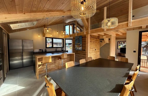 Les Tines Chalet De Esquí | Spacious chalet with jacuzzi, pets allowed and private parking