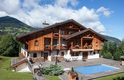 Sallanches Chalet De Esquí | Un acogedor chalet frente al Mont Blanc!