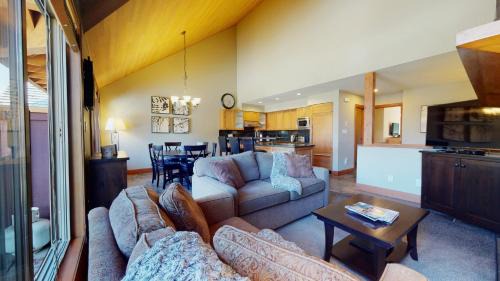 Village North Casa | Spacious Chalet with PRIVATE Hot Tub by Harmony Whistler