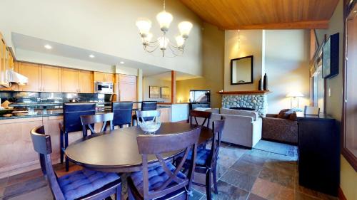 Village North Casa | Spacious Chalet with PRIVATE Hot Tub by Harmony Whistler