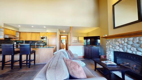Village North Casa | Spacious Chalet with PRIVATE Hot Tub by Harmony Whistler