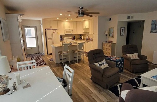 Golden Beach Condominio | Spacious Charming 2-bedroom Condo in Venice with Private Beach Access