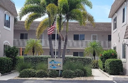 Golden Beach Condominio | Spacious Charming 2-bedroom Condo in Venice with Private Beach Access