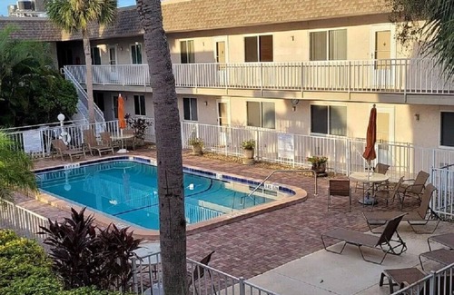 Golden Beach Condominio | Spacious Charming 2-bedroom Condo in Venice with Private Beach Access